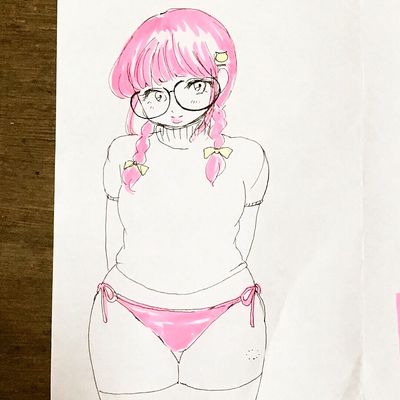 ヤンさん(@yum_oekaki)が私の絵をヤンさん風にして描いてくださいました！！ヤンさんちっくになったので私の芋っぽさが消えてオシャレに〜！可愛い💕2枚目は逆輸入もろパクリの私の落書き。芋感！